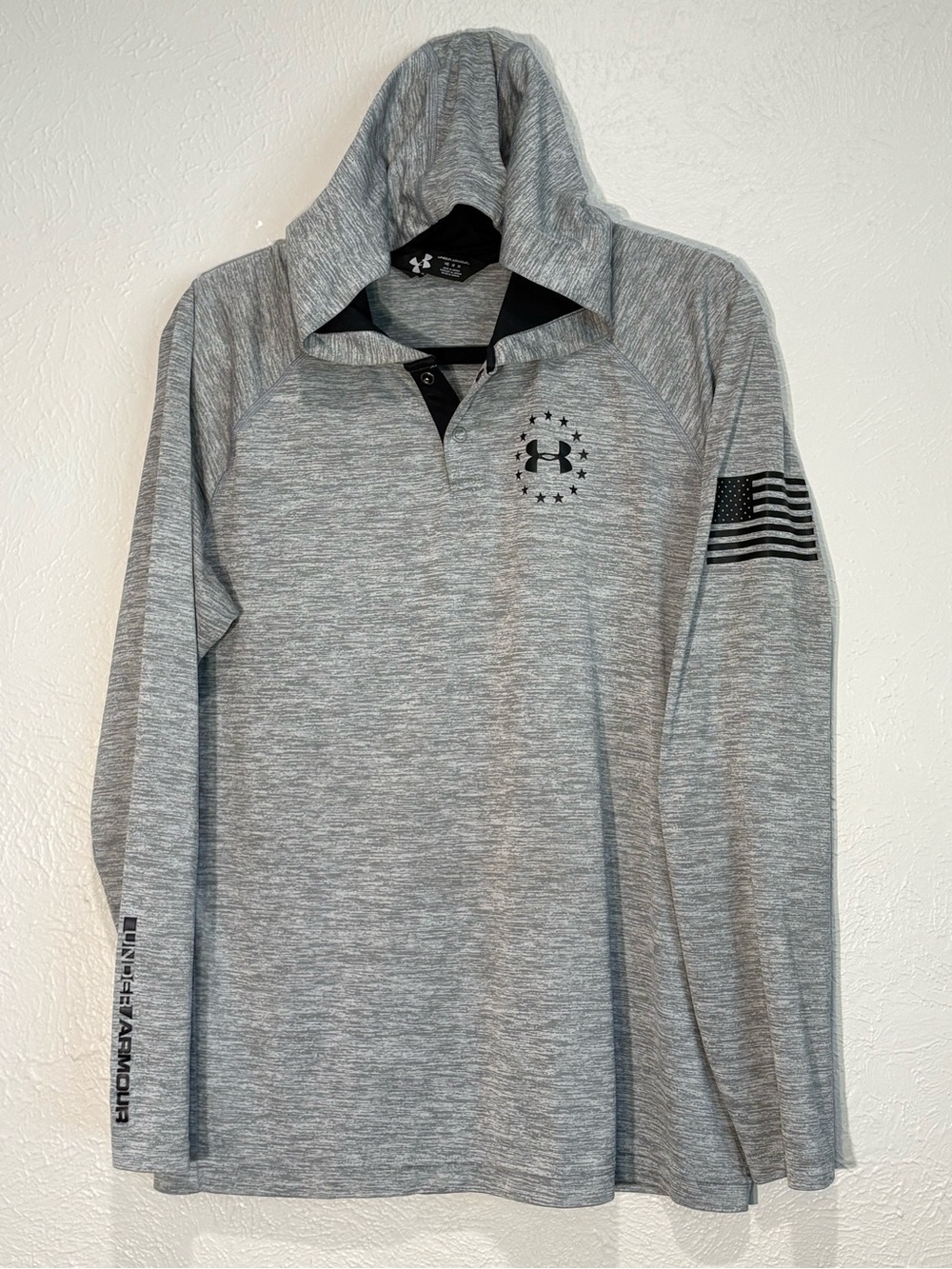 Under Armour Men’s Heather Gray Lightweight Hooded Long-Sleeve Performance, Med